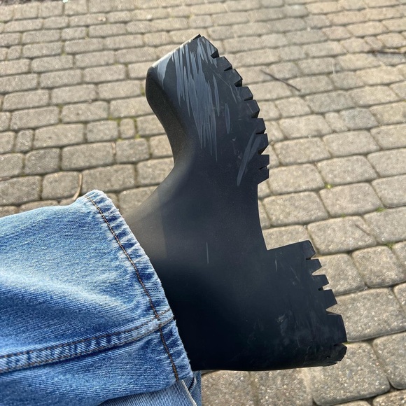 Step Boldly with the Balenciaga Trooper Rubber Boots –Rugged Elegance for Women! - Picture 2 of 15